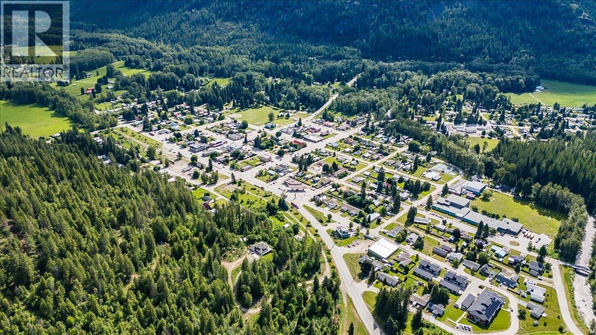 6410 3 Highway, Salmo, British Columbia V0G 1Z0 - Photo 7 - 10391467