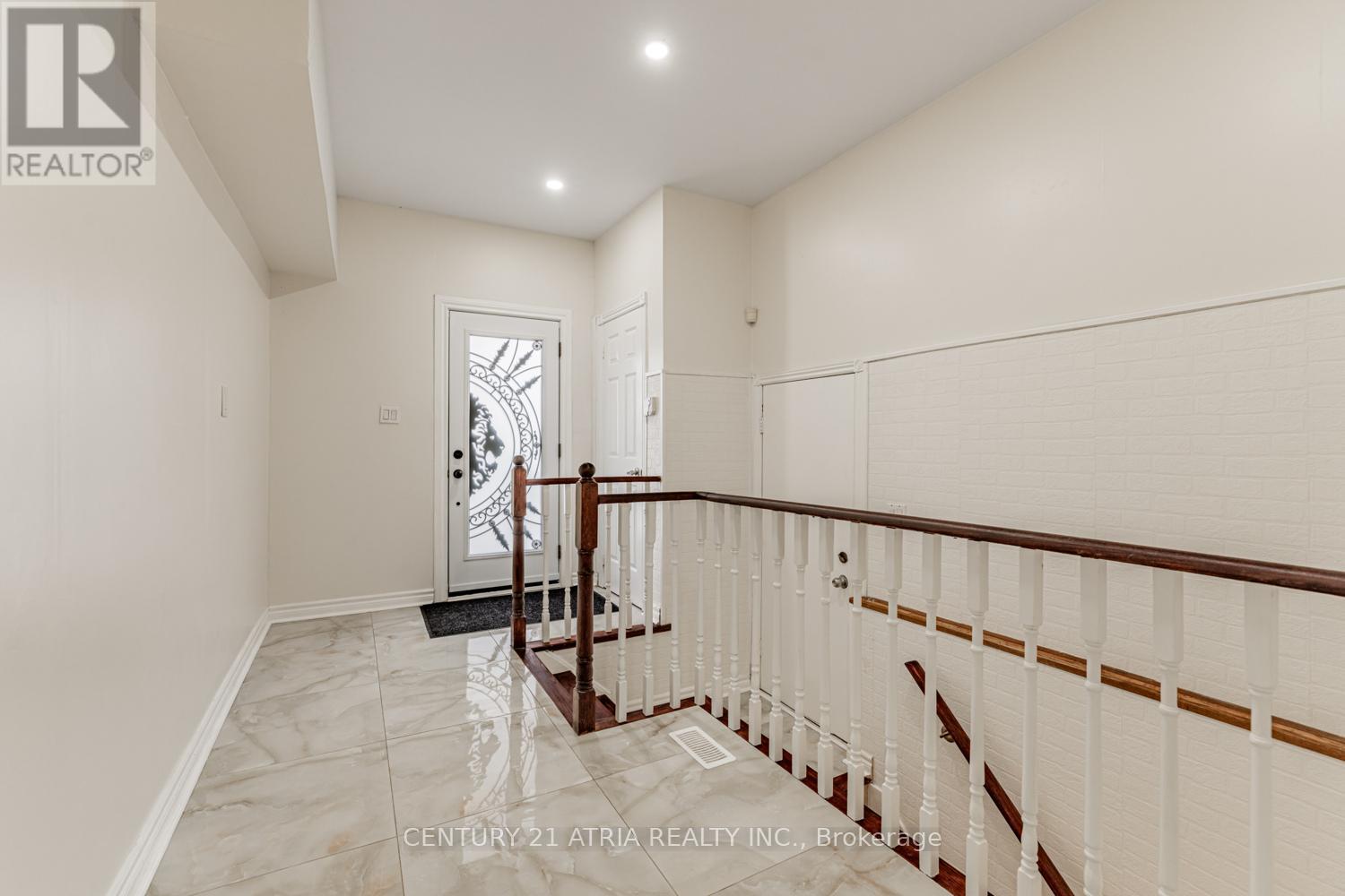 898 Stonehaven Avenue, Newmarket, Ontario  L3X 1K7 - Photo 2 - N12467122