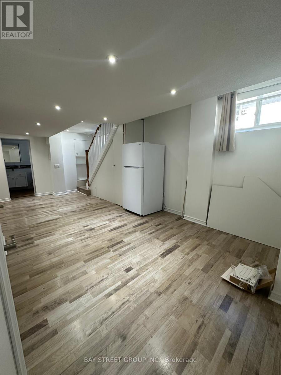 1106 Haig Boulevard, Mississauga, Ontario L5E 2M5 - Photo 2 - W13454108