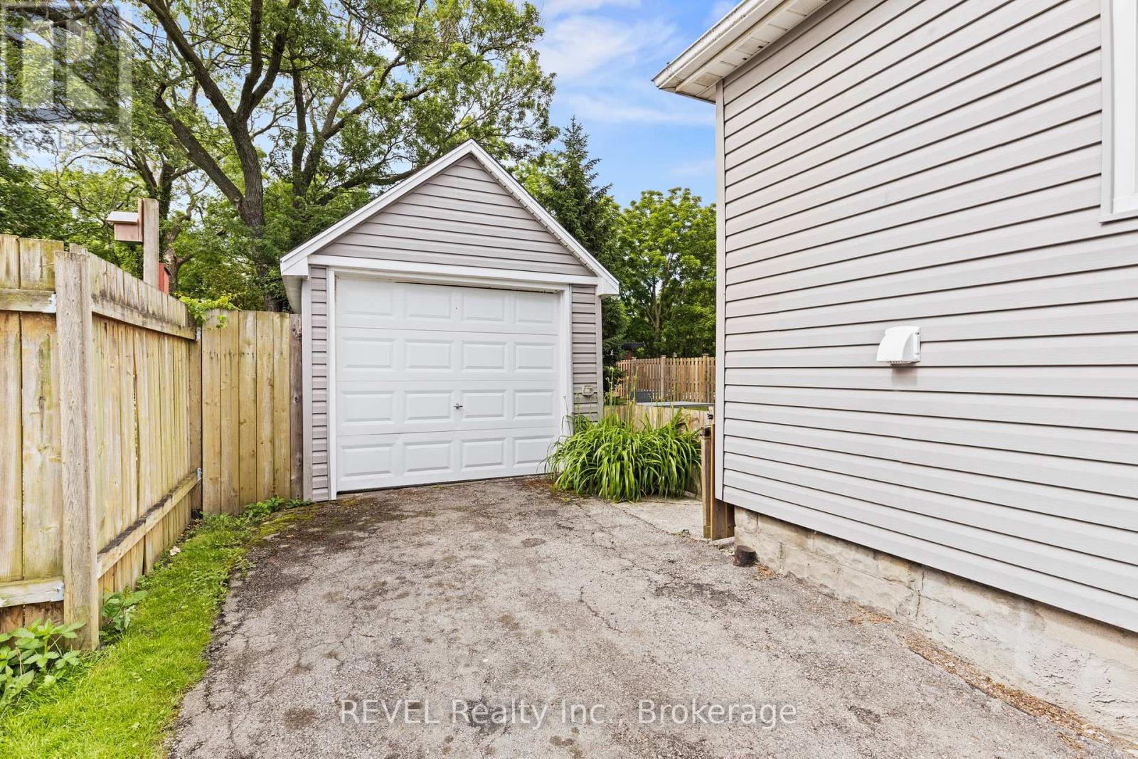 20 Monck Street, St. Catharines, Ontario  L2S 1L6 - Photo 4 - X13454170