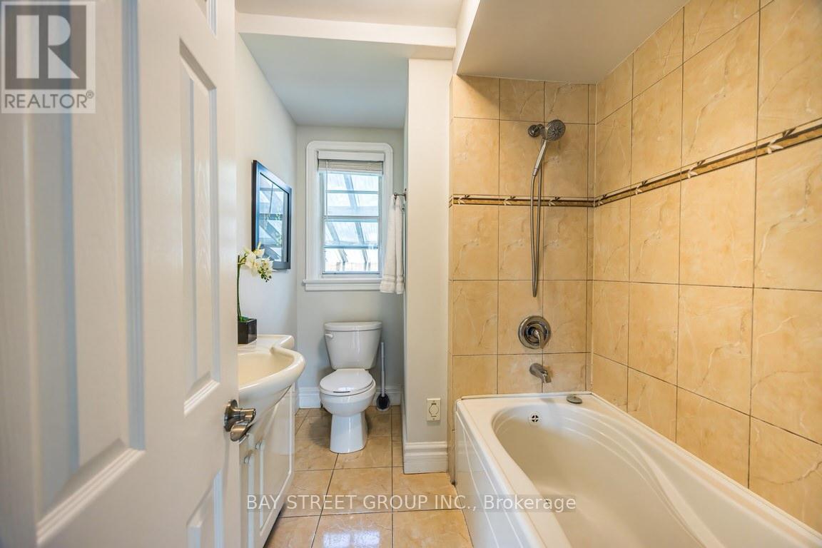 Main Fl - 12 Craigmore Crescent, Toronto, Ontario M2N 2Y3 - Photo 9 - C13454168