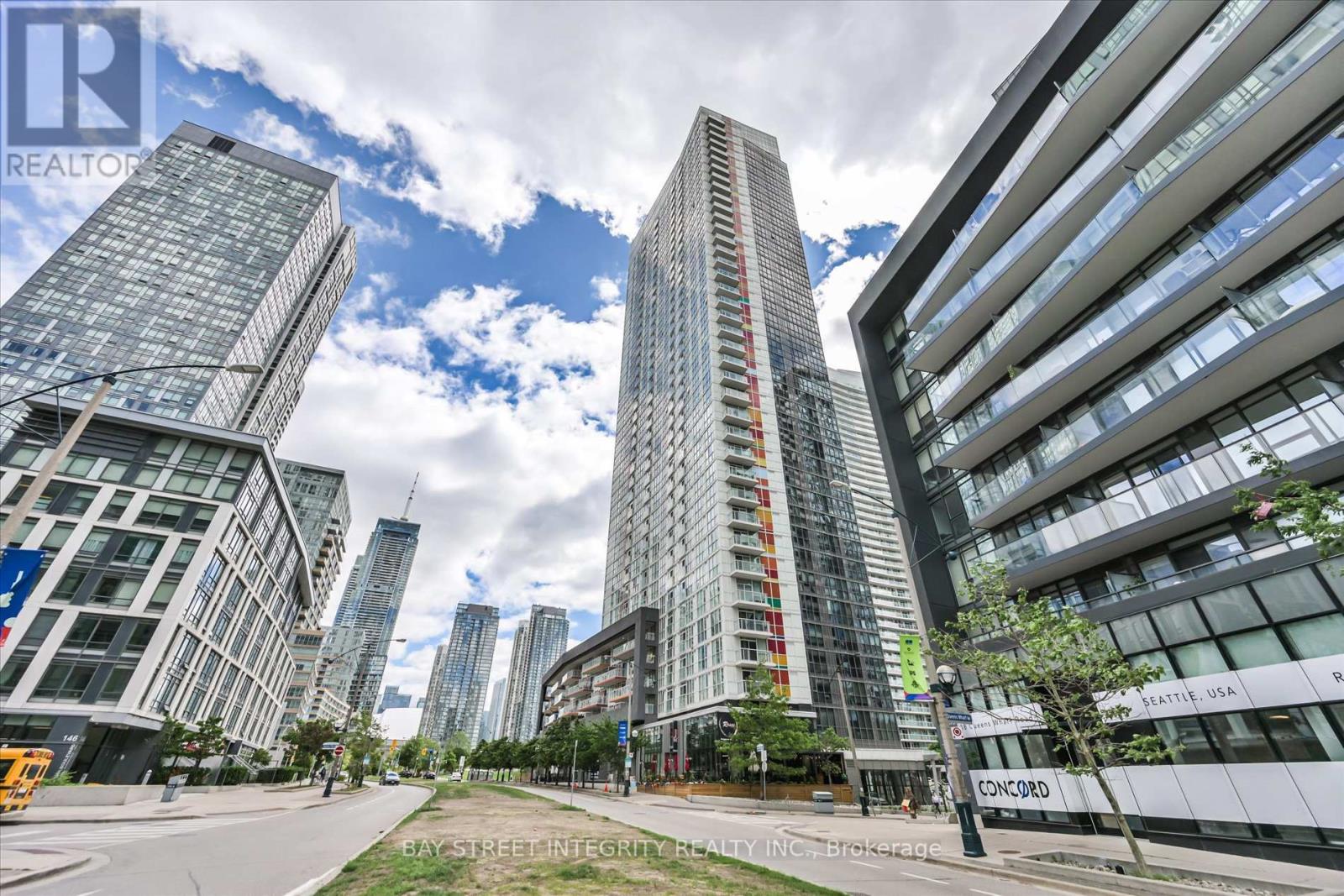 <div class="slider-price">$619,900</div><p>1202 - 85 Queens Wharf Road, Toronto, Ontario</p>