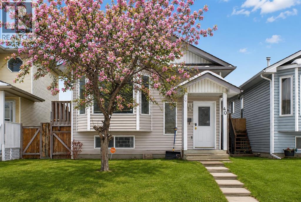 40 Erin Circle Se, Calgary, Alberta  T2B 3H9 - Photo 1 - A2319701
