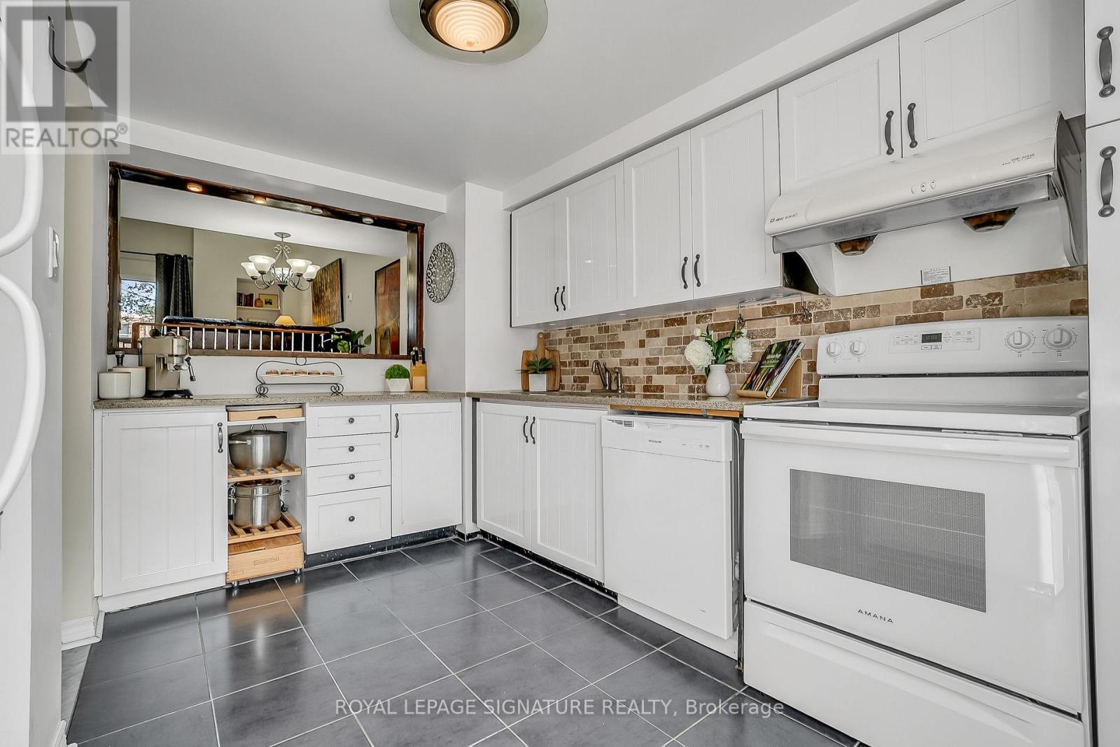 94 Dutch Myrtle Way, Toronto, Ontario  M3B 3K8 - Photo 4 - C13454456