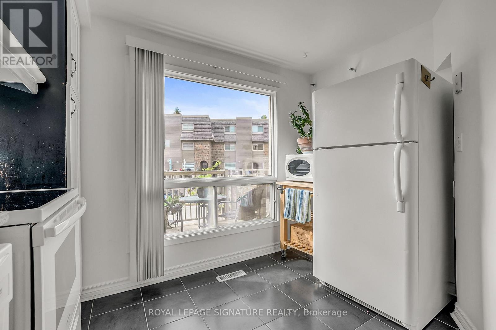 94 Dutch Myrtle Way, Toronto, Ontario  M3B 3K8 - Photo 5 - C13454456