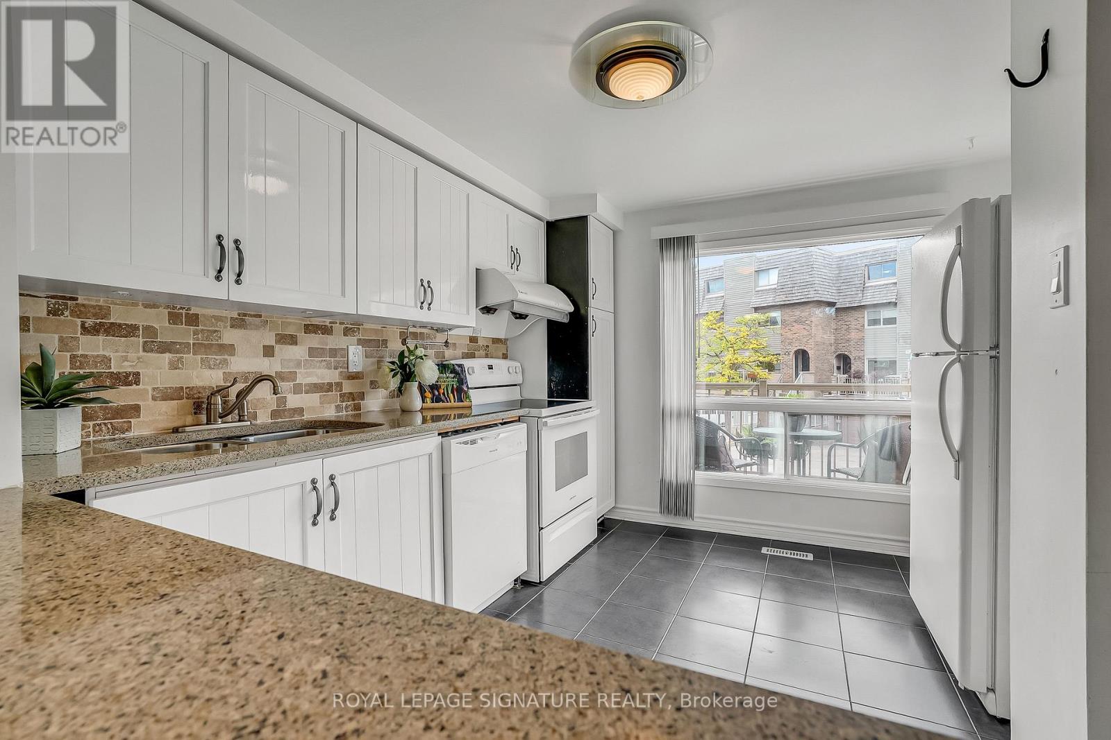 94 Dutch Myrtle Way, Toronto, Ontario  M3B 3K8 - Photo 6 - C13454456