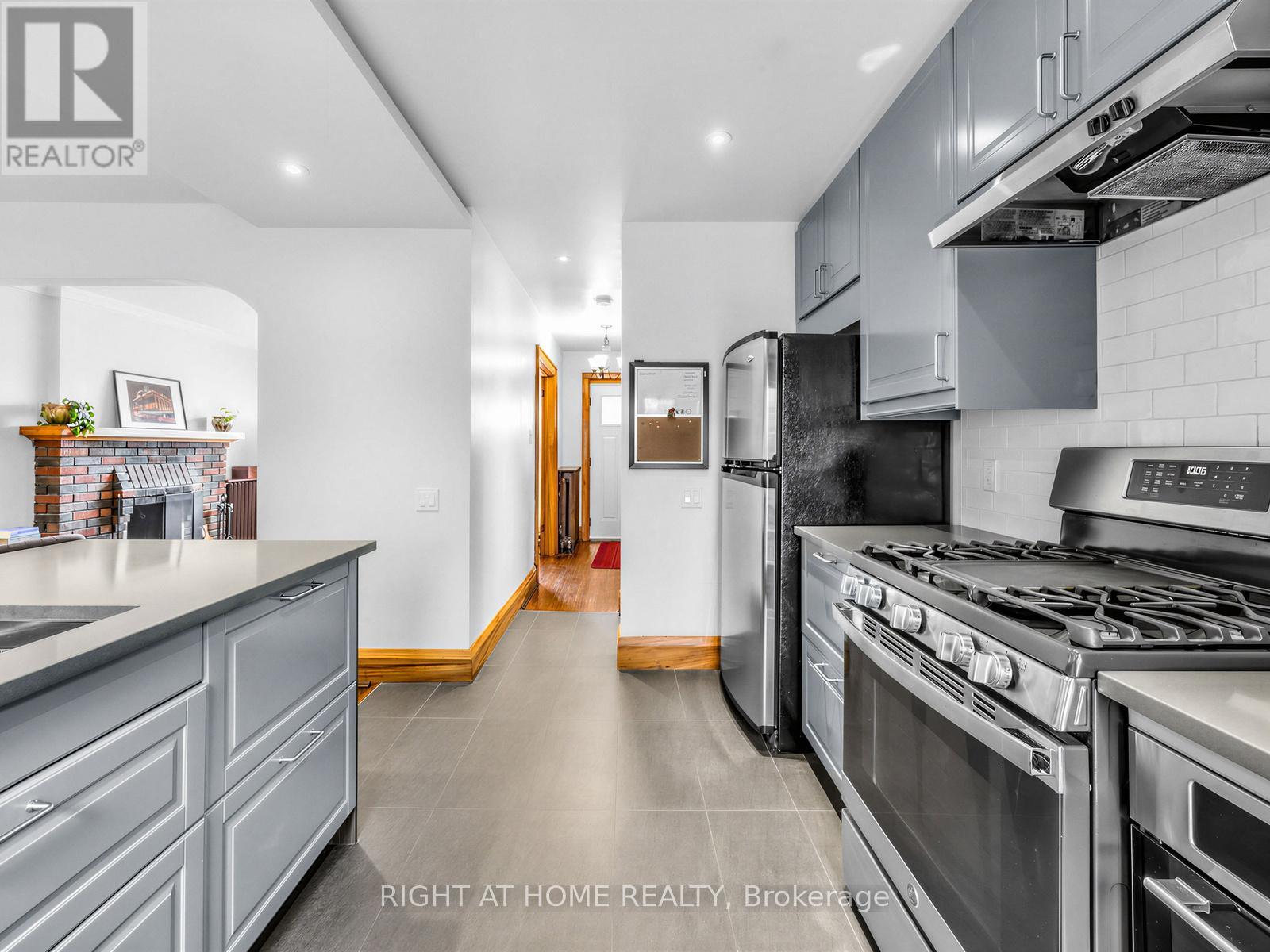 26 Maryland Boulevard, Toronto, Ontario  M4C 5C9 - Photo 12 - E13454440