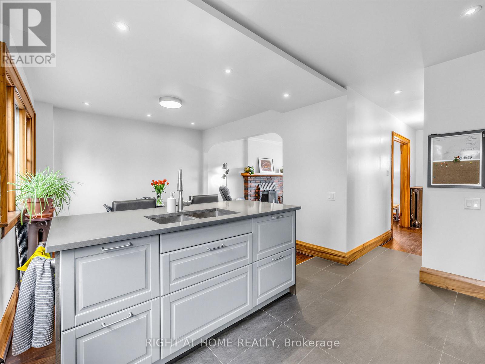 26 Maryland Boulevard, Toronto, Ontario  M4C 5C9 - Photo 13 - E13454440