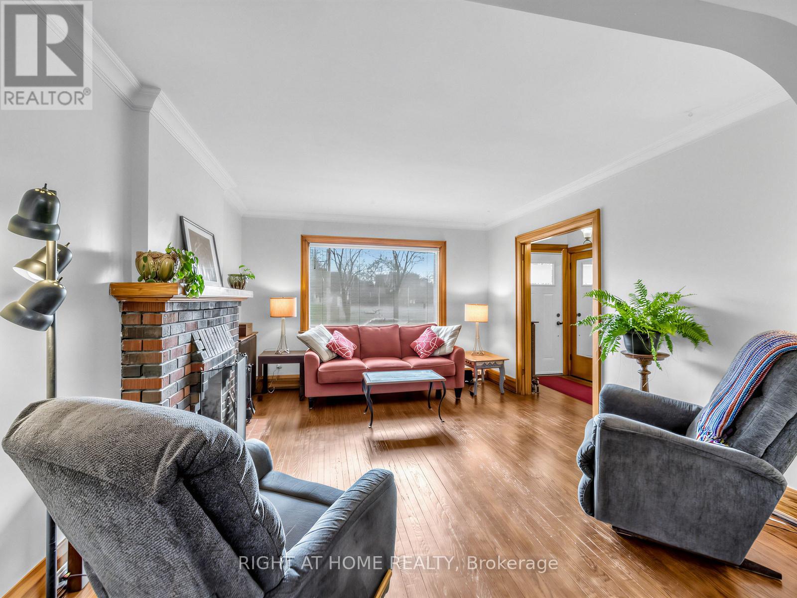26 Maryland Boulevard, Toronto, Ontario  M4C 5C9 - Photo 6 - E13454440