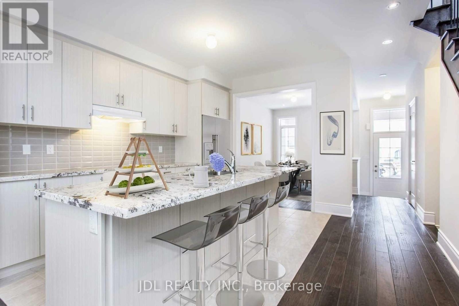25 Applegate Drive, East Gwillimbury, Ontario L9N 0R2 - Photo 3 - N13454316