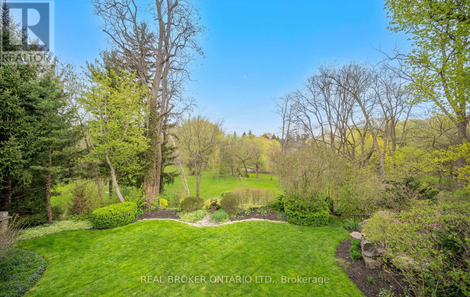 37 LORRAINE GARDENS, Toronto, Ontario