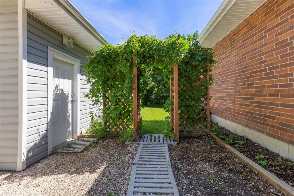 24147 River Road, Lorette, Manitoba  R2K 0E5 - Photo 6 - 202614072