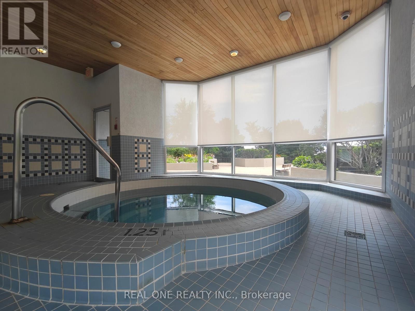 1404 - 880 Dundas Street W, Mississauga, Ontario  L5C 4H3 - Photo 4 - W13454518