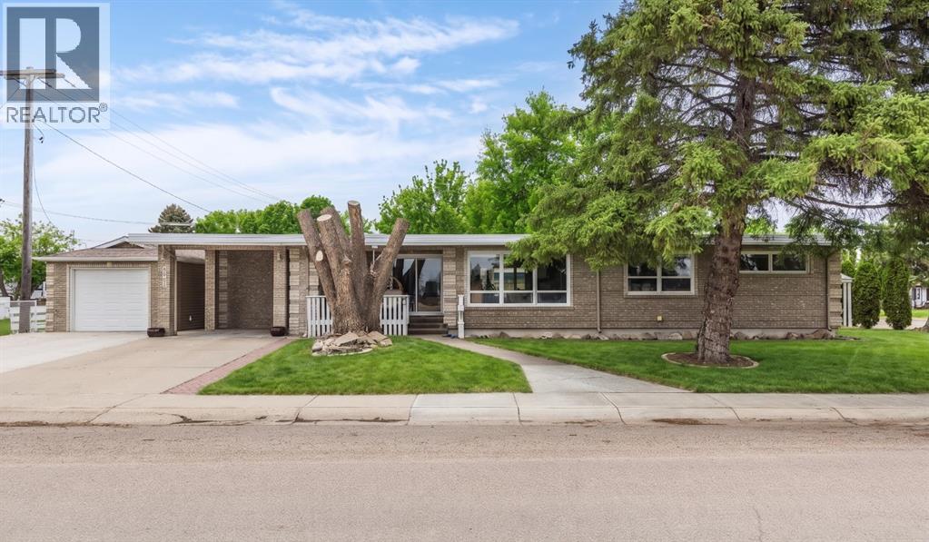 890 Hargrave Way NW, Medicine Hat, Alberta T1A 6Y9 - Photo 1 - A2304270