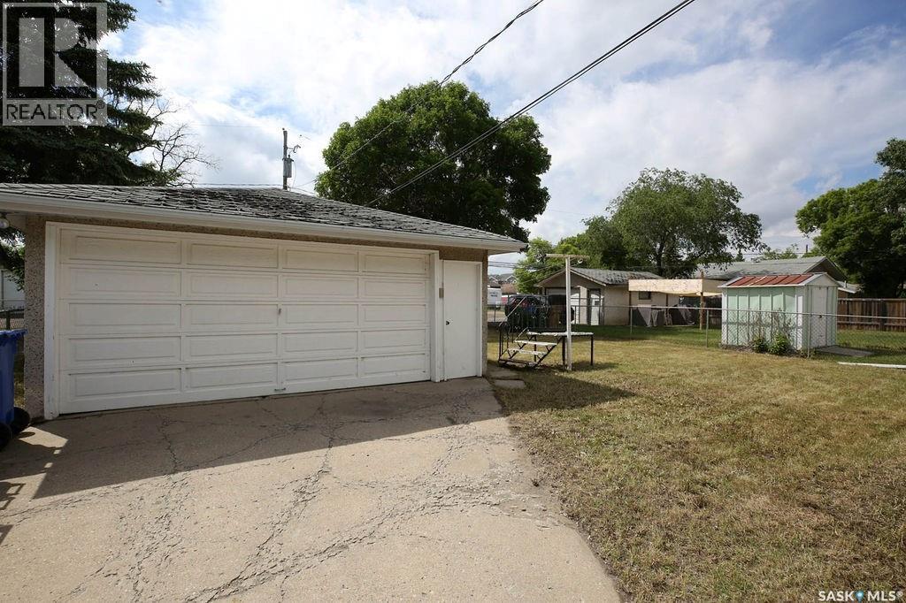 1046 Lindsay Street, Regina, Saskatchewan  S4N 3A9 - Photo 3 - SK039574