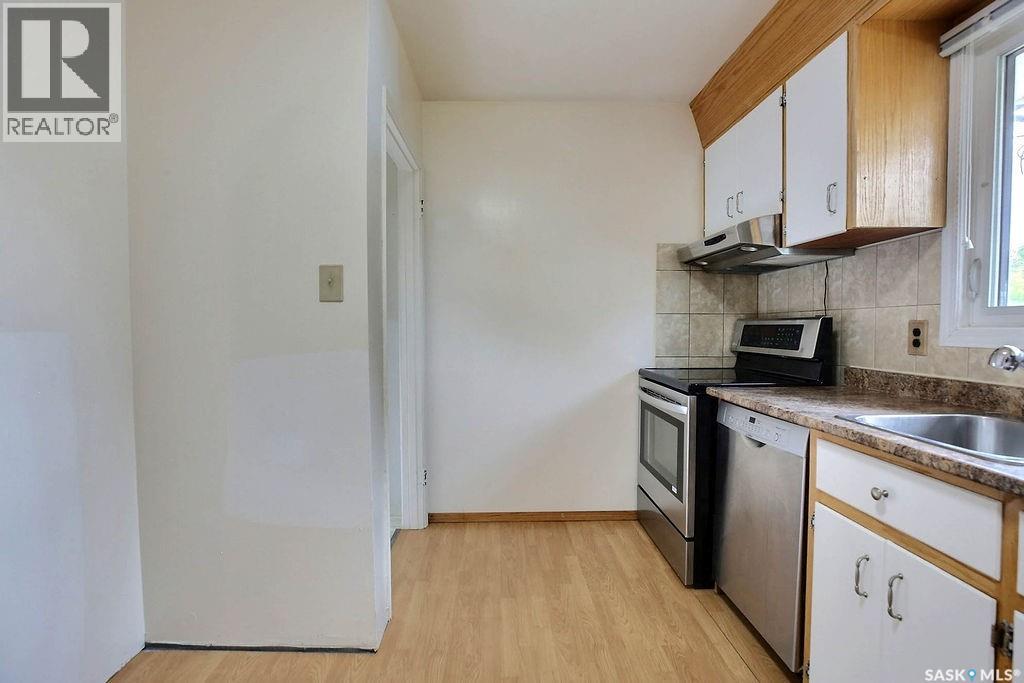 1046 Lindsay Street, Regina, Saskatchewan  S4N 3A9 - Photo 9 - SK039574