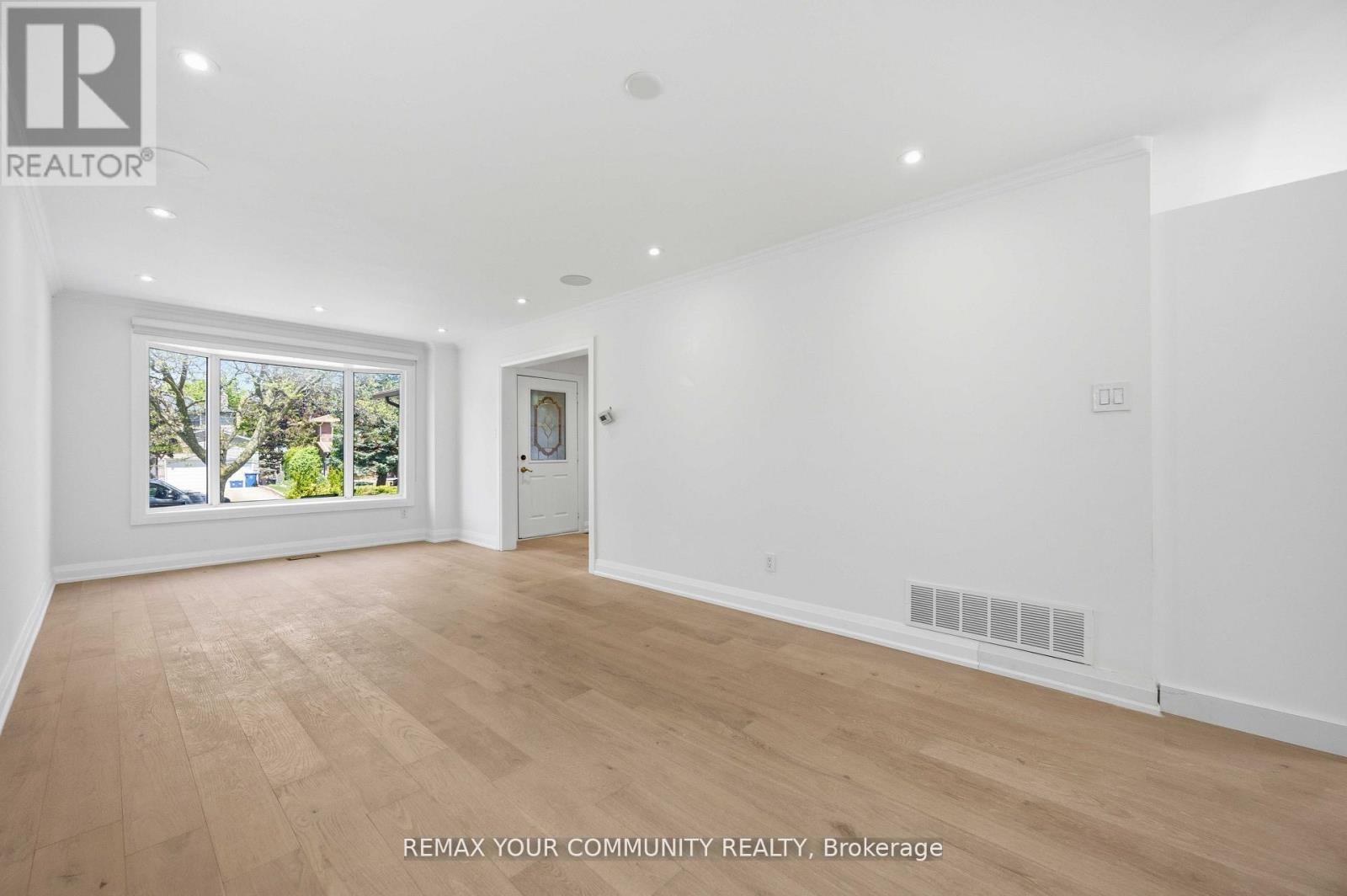 251 Osmond Crescent, Newmarket, Ontario L3Y 7L3 - Photo 7 - N13454784