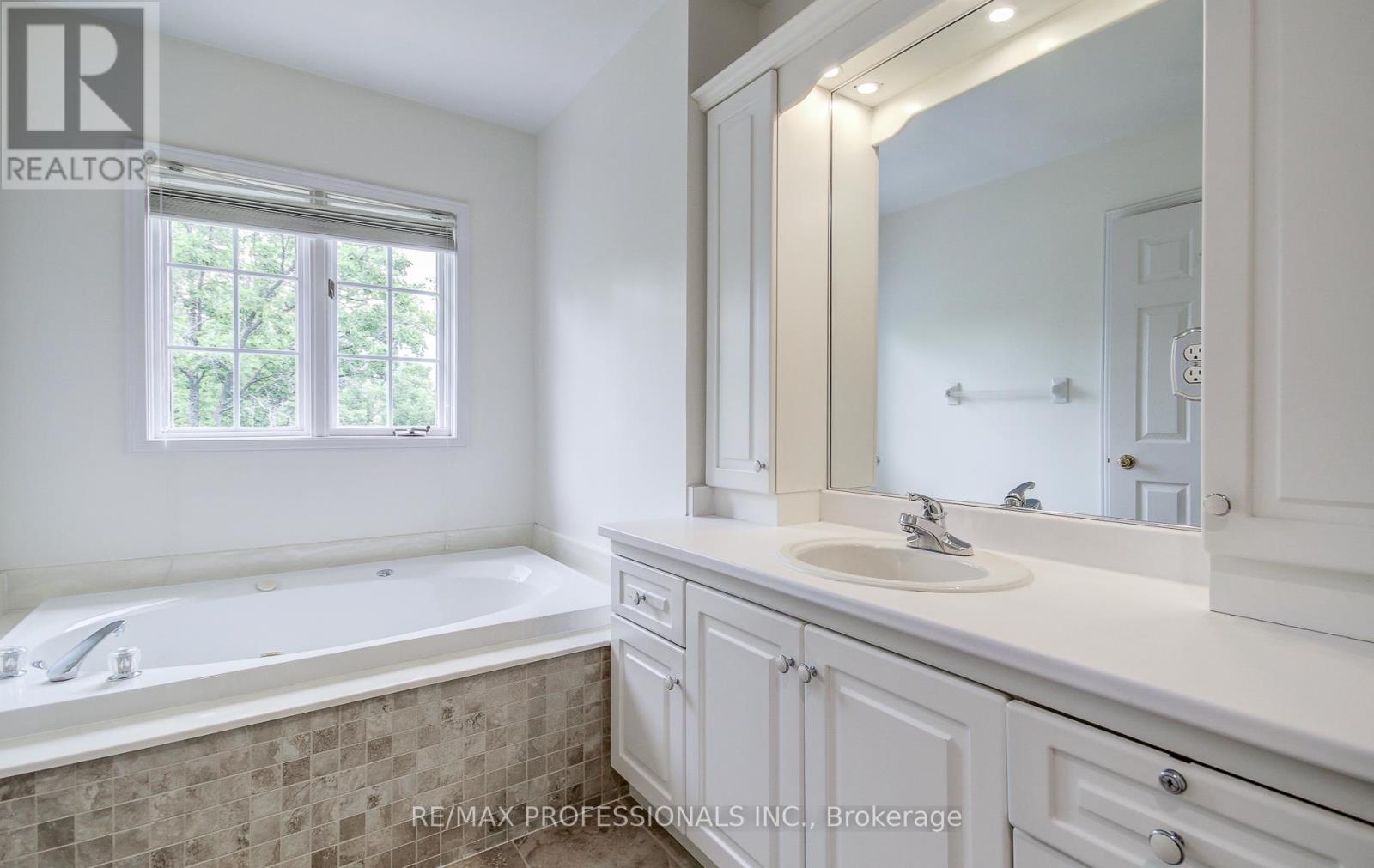 23 - 2145 Country Club Drive E, Burlington, Ontario L7M 4E1 - Photo 17 - W13454758