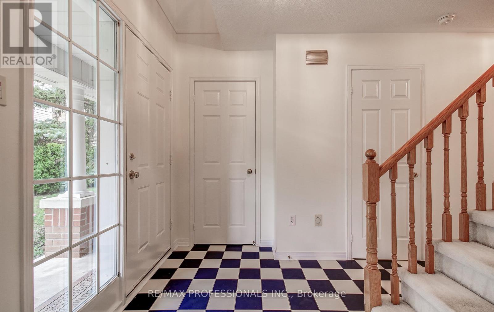23 - 2145 Country Club Drive E, Burlington, Ontario L7M 4E1 - Photo 3 - W13454758