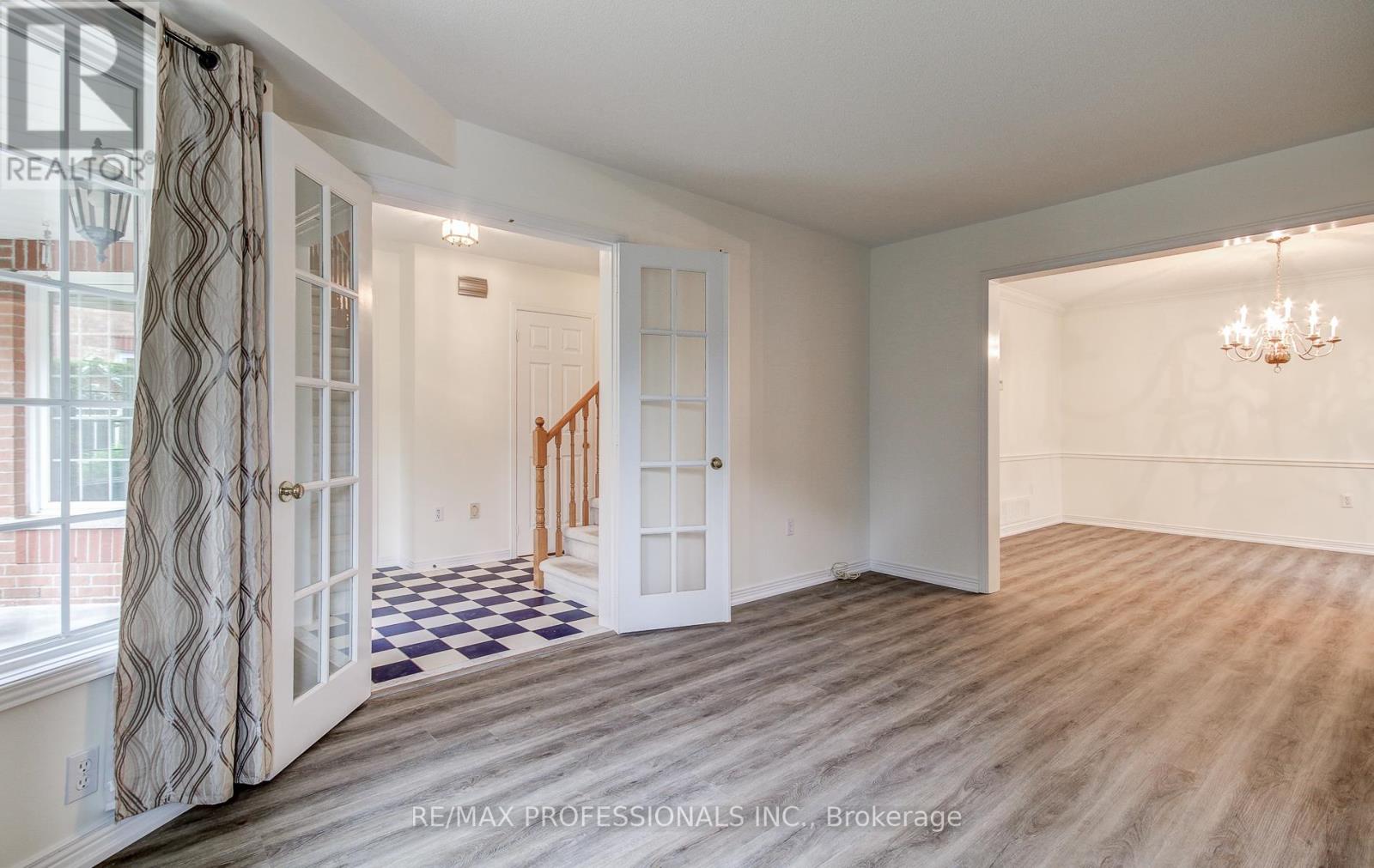 23 - 2145 Country Club Drive E, Burlington, Ontario L7M 4E1 - Photo 4 - W13454758