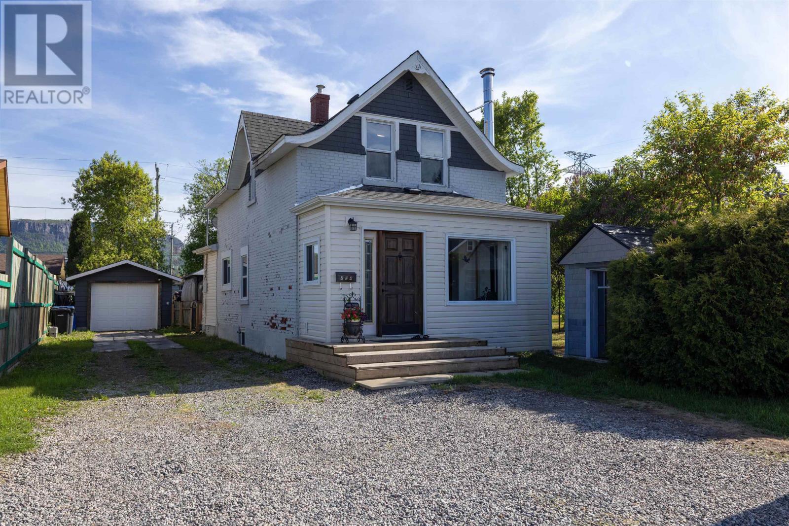 404 Amelia ST W, Thunder Bay, Ontario