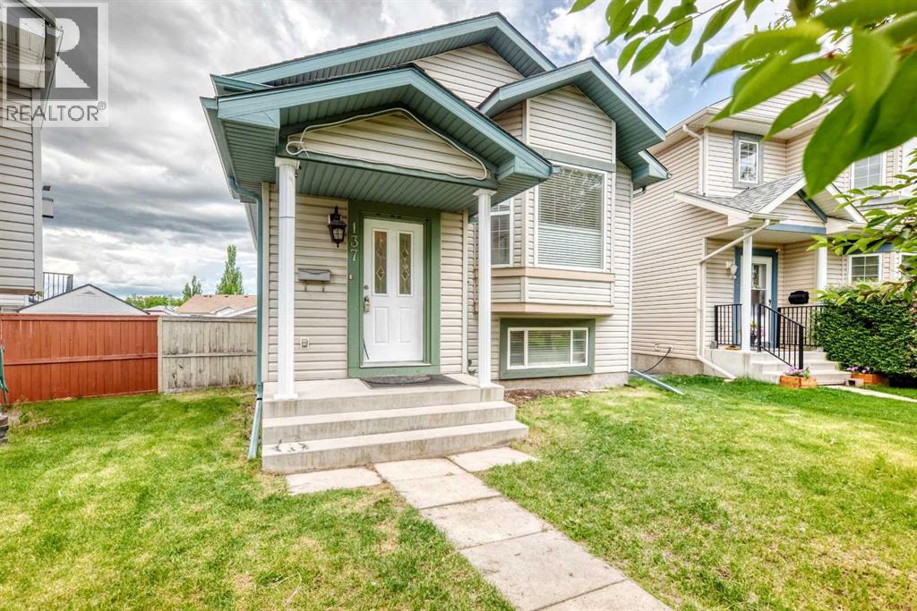 137 Erin Meadow Bay Se, Calgary, Alberta  T2B 3A2 - Photo 3 - A2316817