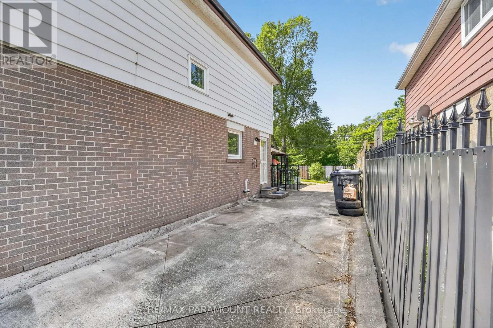 47 Cloverdale Drive, Brampton, Ontario  L6T 2T5 - Photo 34 - W13454802