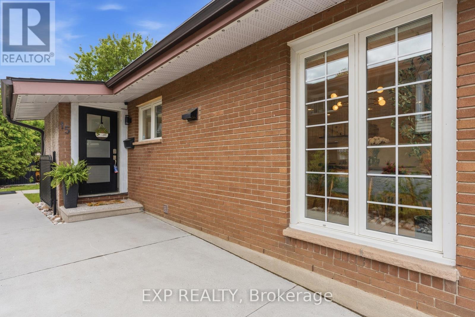 15 Newbury Avenue, Ottawa, Ontario  K2E 6K7 - Photo 2 - X13455044