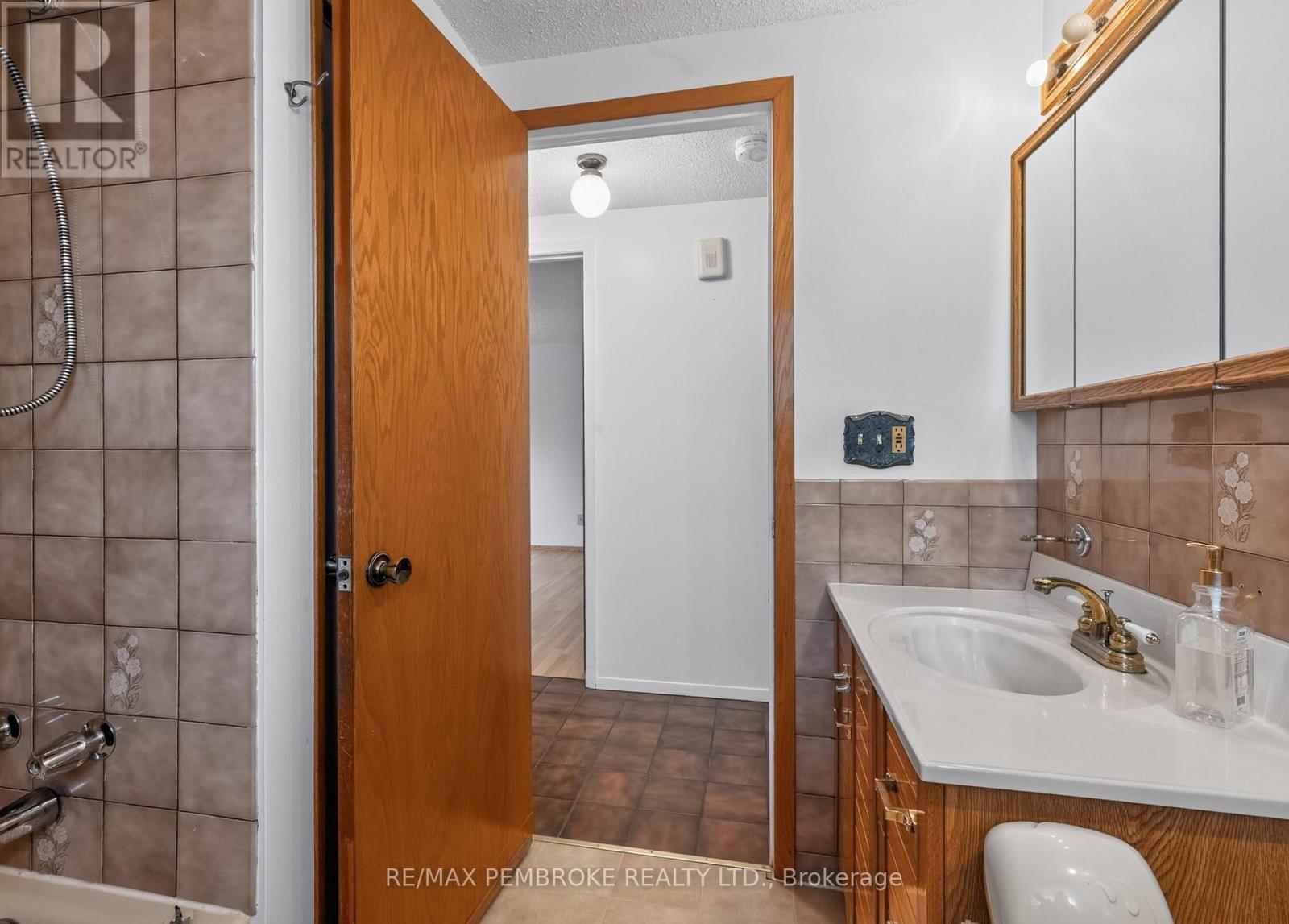 66 Sandy Beach Road, Laurentian Valley, Ontario  K8A 6W8 - Photo 33 - X13455214