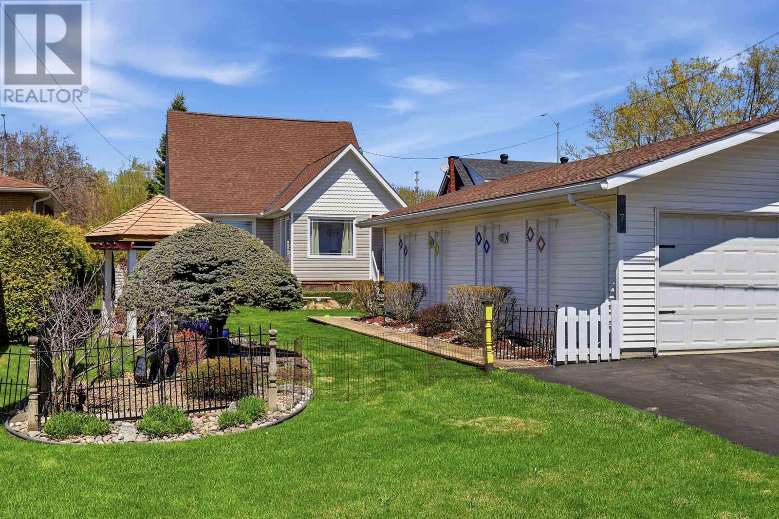 1073 Wellington St, Sault Ste Marie, Ontario  P6A 2P2 - Photo 1 - SM261489