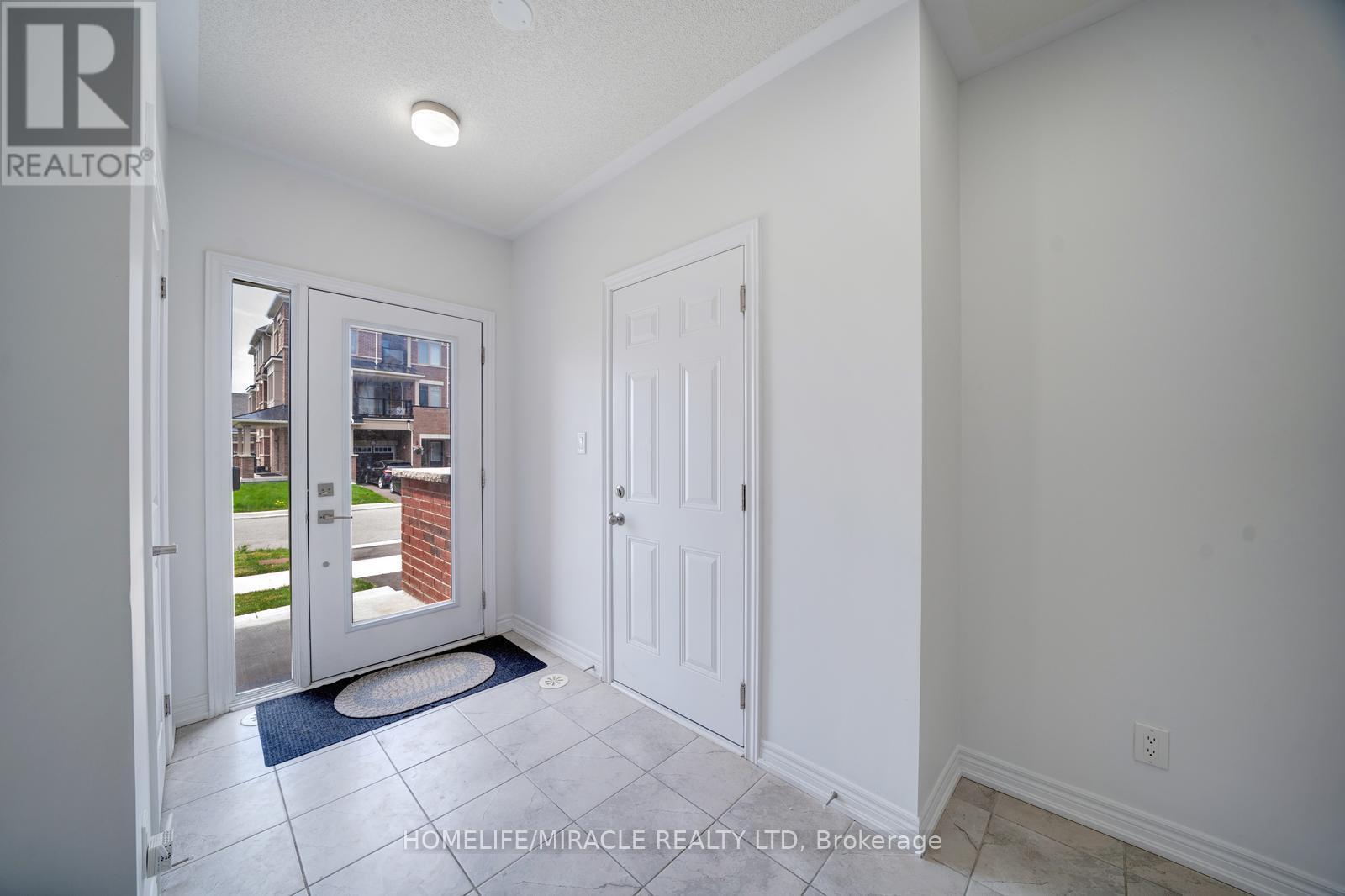 2004 Cameron Lott Crescent, Oshawa, Ontario  L1L 0S1 - Photo 4 - E13455280