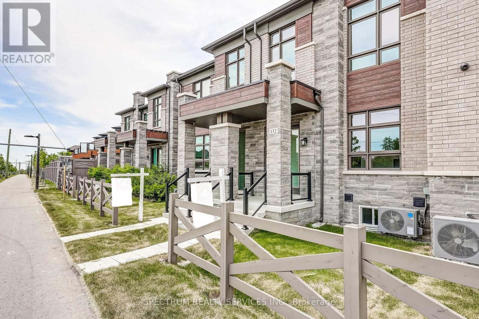 132 Adario Crescent, Vaughan, Ontario L4H 4P7 - Photo 2 - N13455234