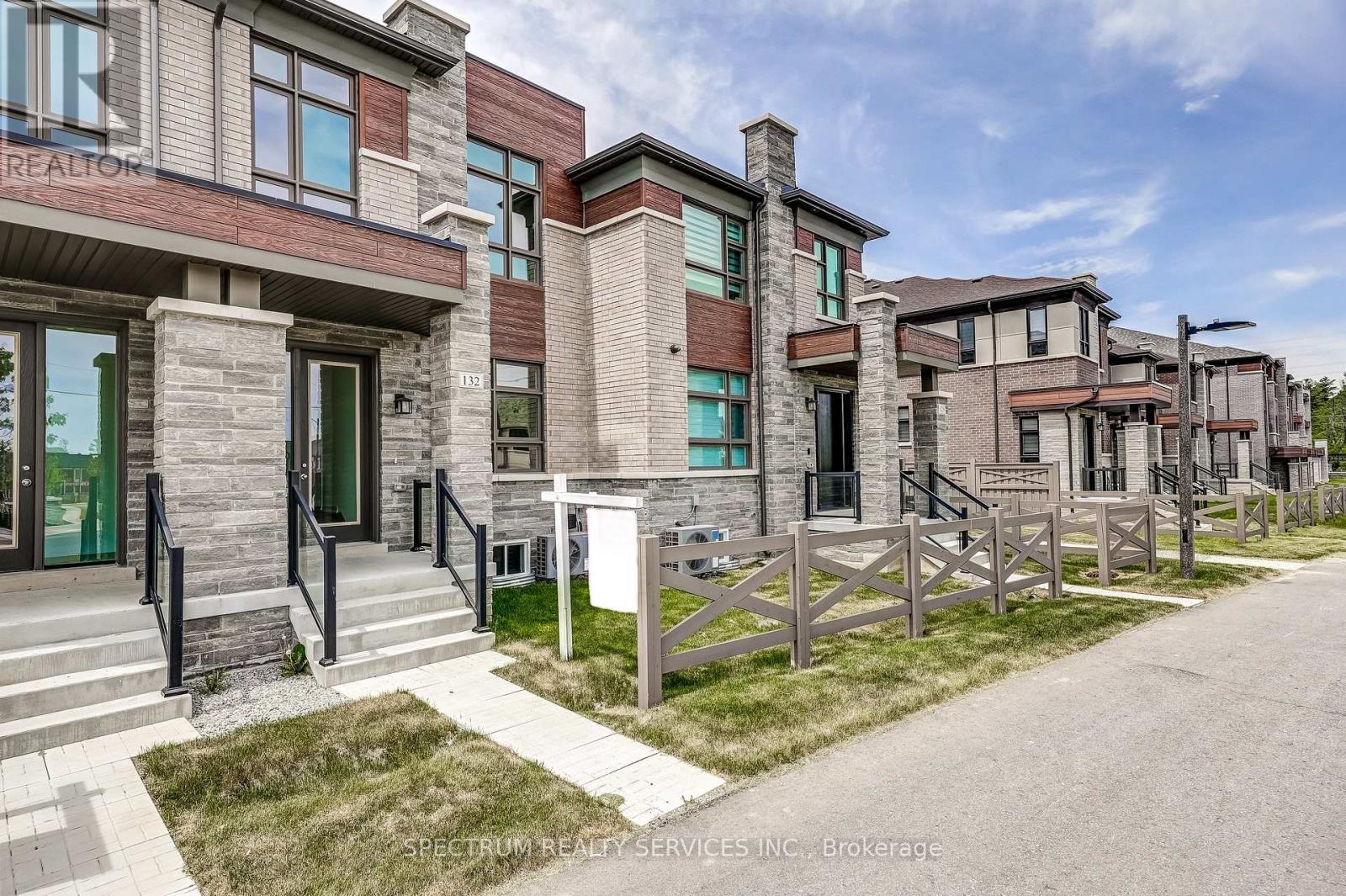 132 Adario Crescent, Vaughan, Ontario L4H 4P7 - Photo 4 - N13455234