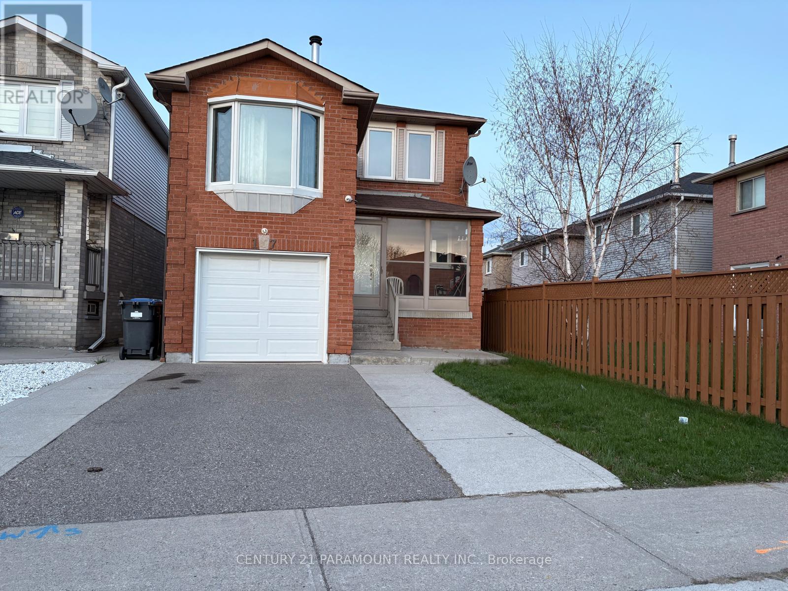 17 Timberlane Drive, Brampton, Ontario  L6Y 3Y6 - Photo 2 - W13455328