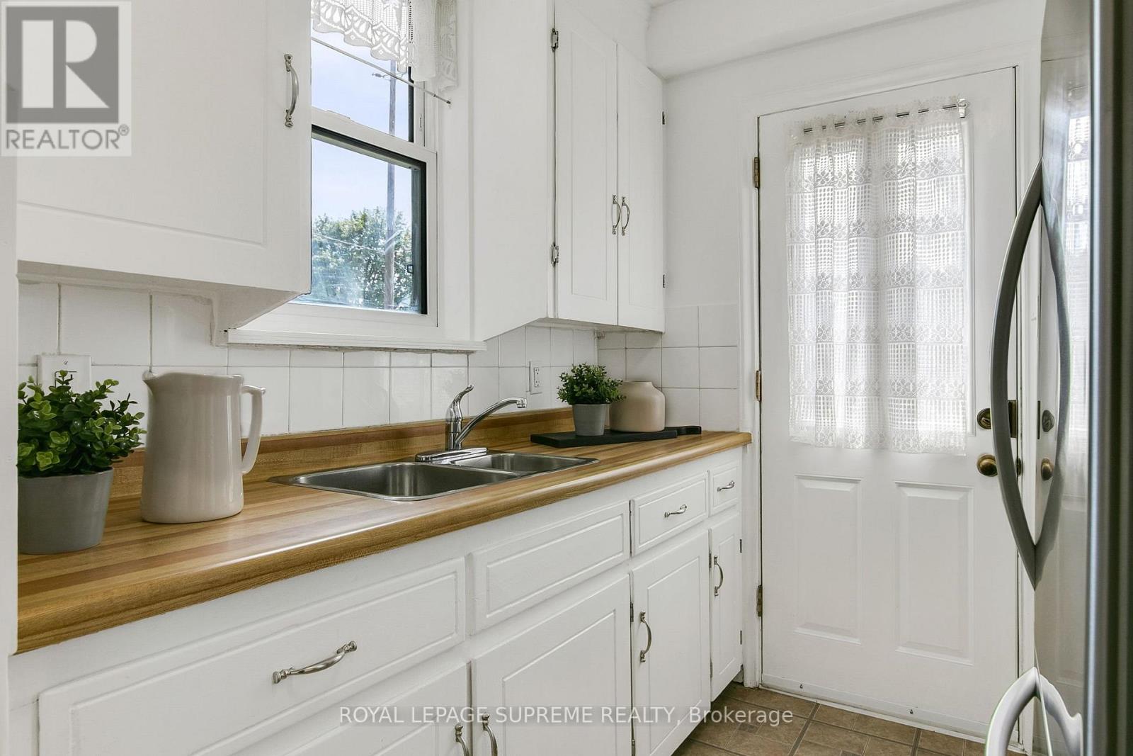 44 Yarrow Road, Toronto, Ontario  M6M 4E3 - Photo 16 - W13455360