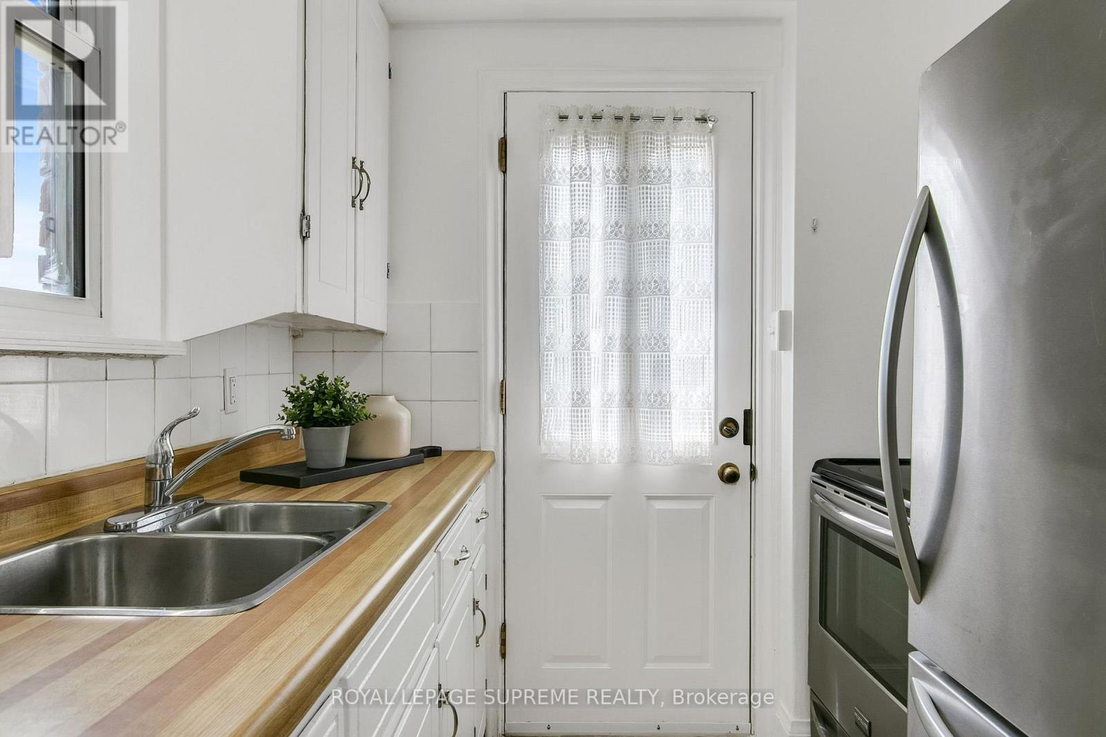 44 Yarrow Road, Toronto, Ontario  M6M 4E3 - Photo 17 - W13455360
