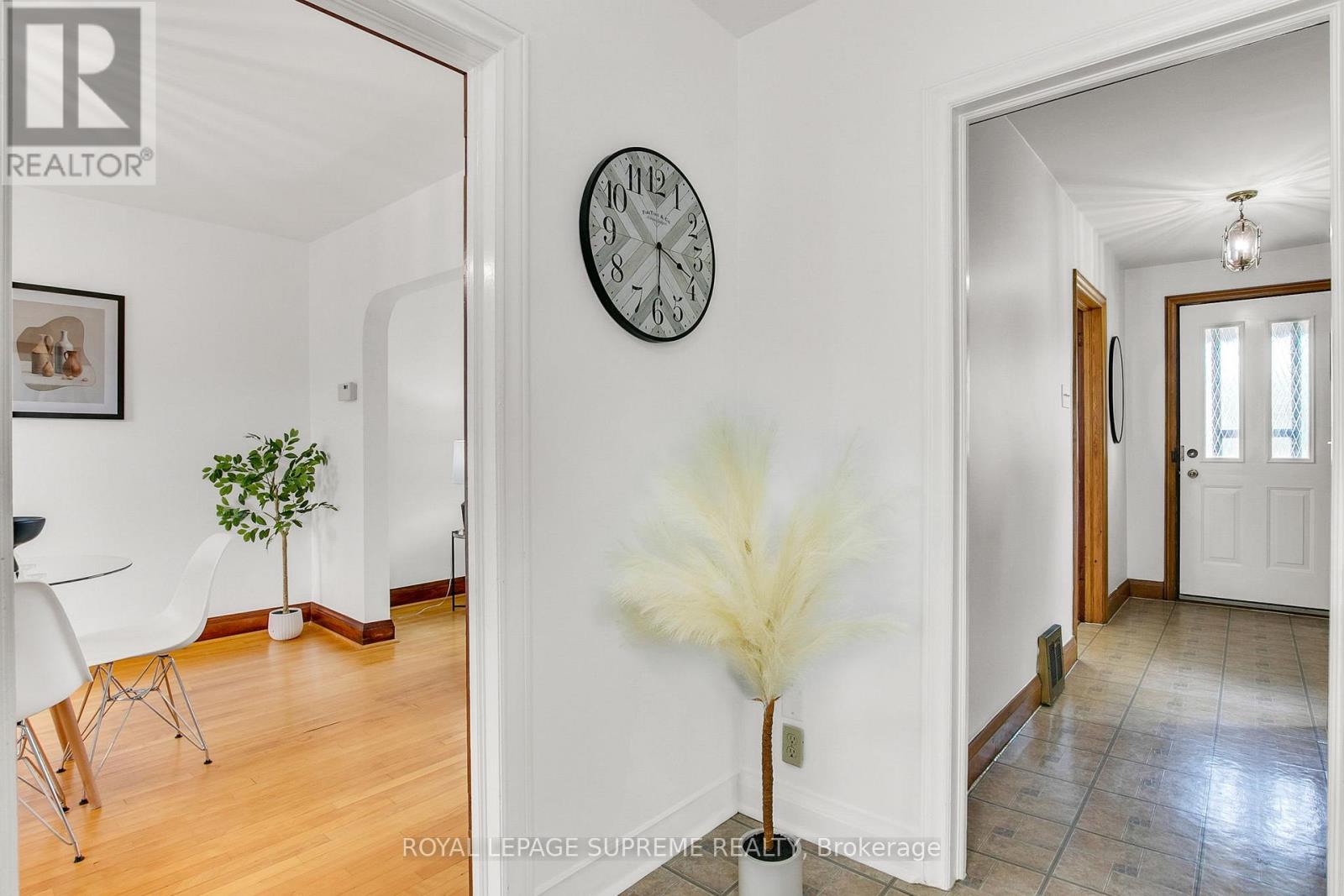 44 Yarrow Road, Toronto, Ontario  M6M 4E3 - Photo 4 - W13455360