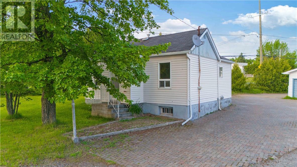 8 Moonlight Beach Road, Sudbury, Ontario  P3B 3V6 - Photo 2 - 2128357