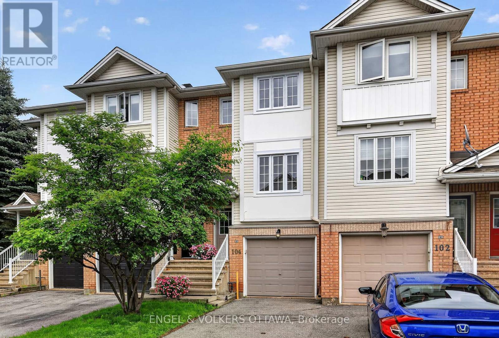104 MANHATTAN CRESCENT, Ottawa, Ontario