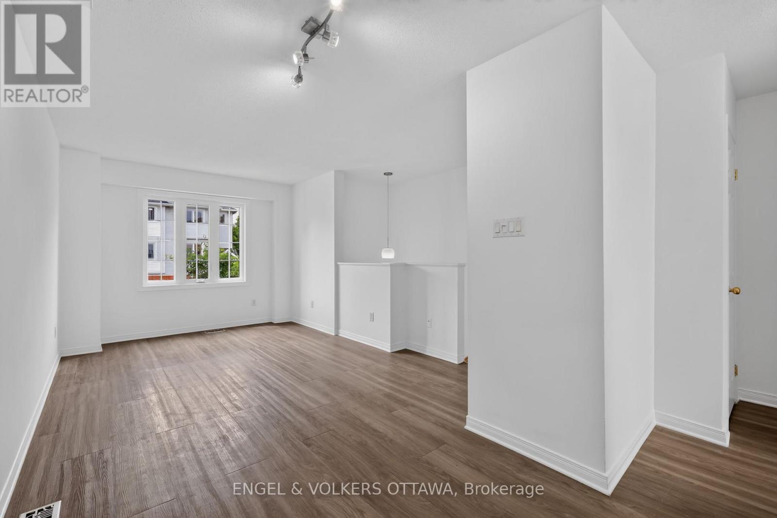 104 Manhattan Crescent, Ottawa, Ontario  K2C 4B7 - Photo 3 - X13455574