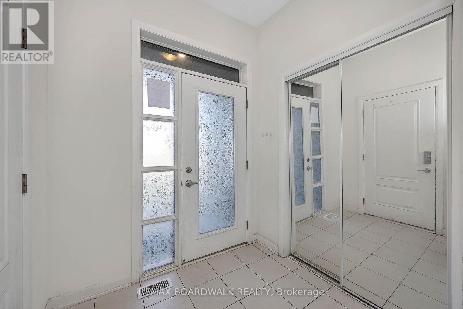 2063 Caltra Crescent, Ottawa, Ontario K2V 6V4 - Photo 4 - X13455656