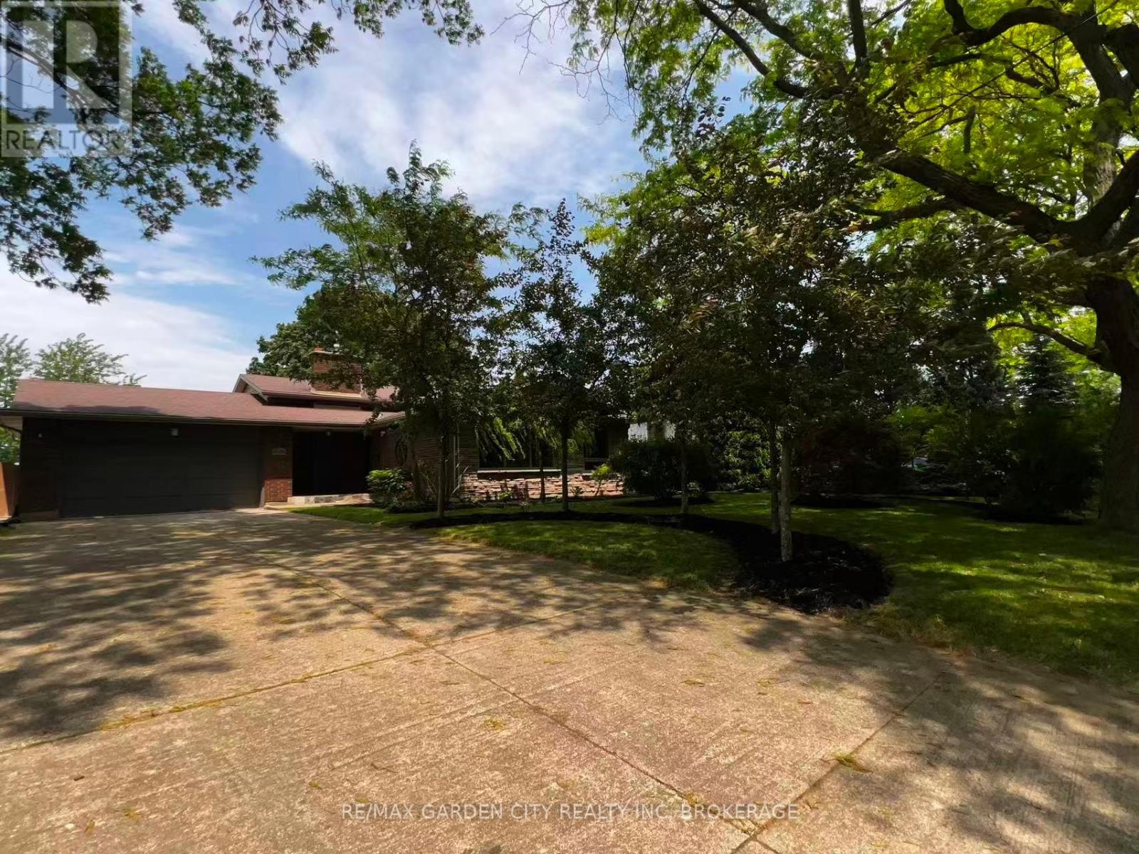 15 Black Friars Road, St. Catharines, Ontario  L2N 2M8 - Photo 2 - X13455760
