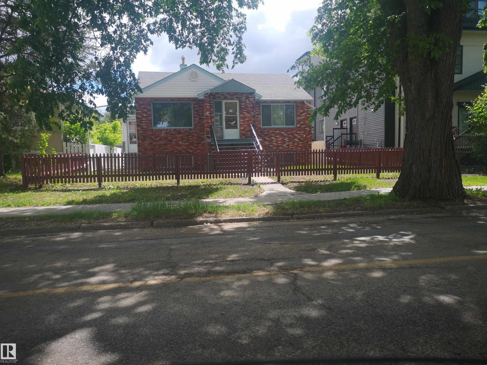 8751 76 AV NW NW, Edmonton, Alberta