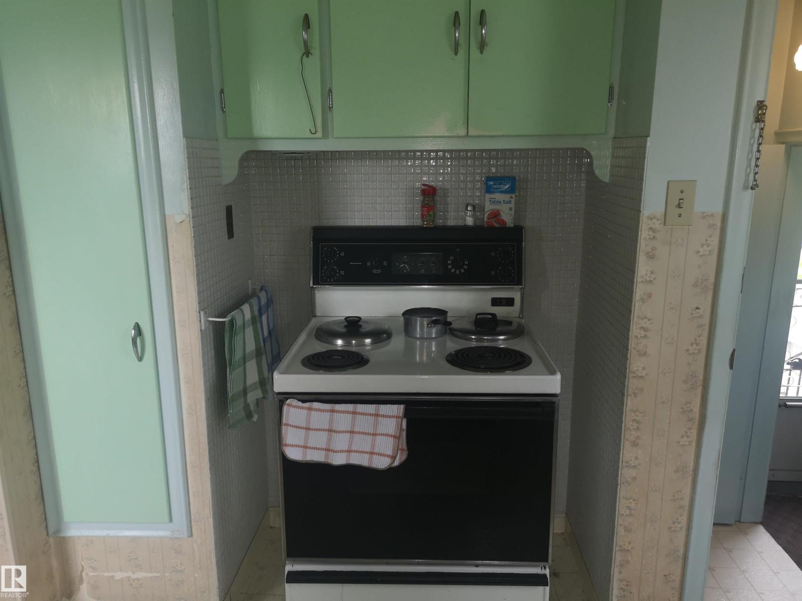 8751 76 Av NW NW, Edmonton, Alberta  T6C 0J4 - Photo 6 - E4494089
