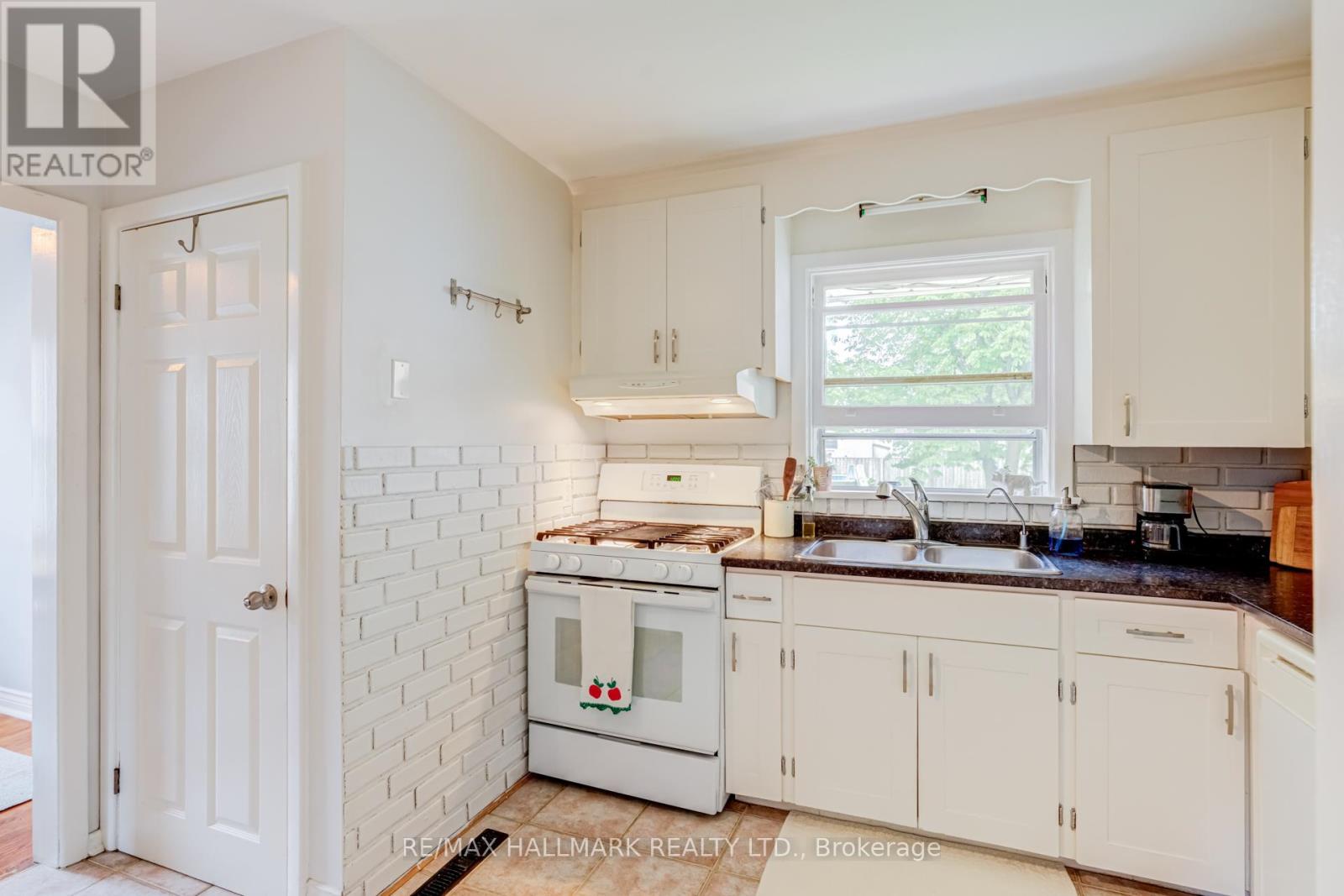 1024 Churchill Avenue, Oakville, Ontario  L6H 2A6 - Photo 15 - W13455692