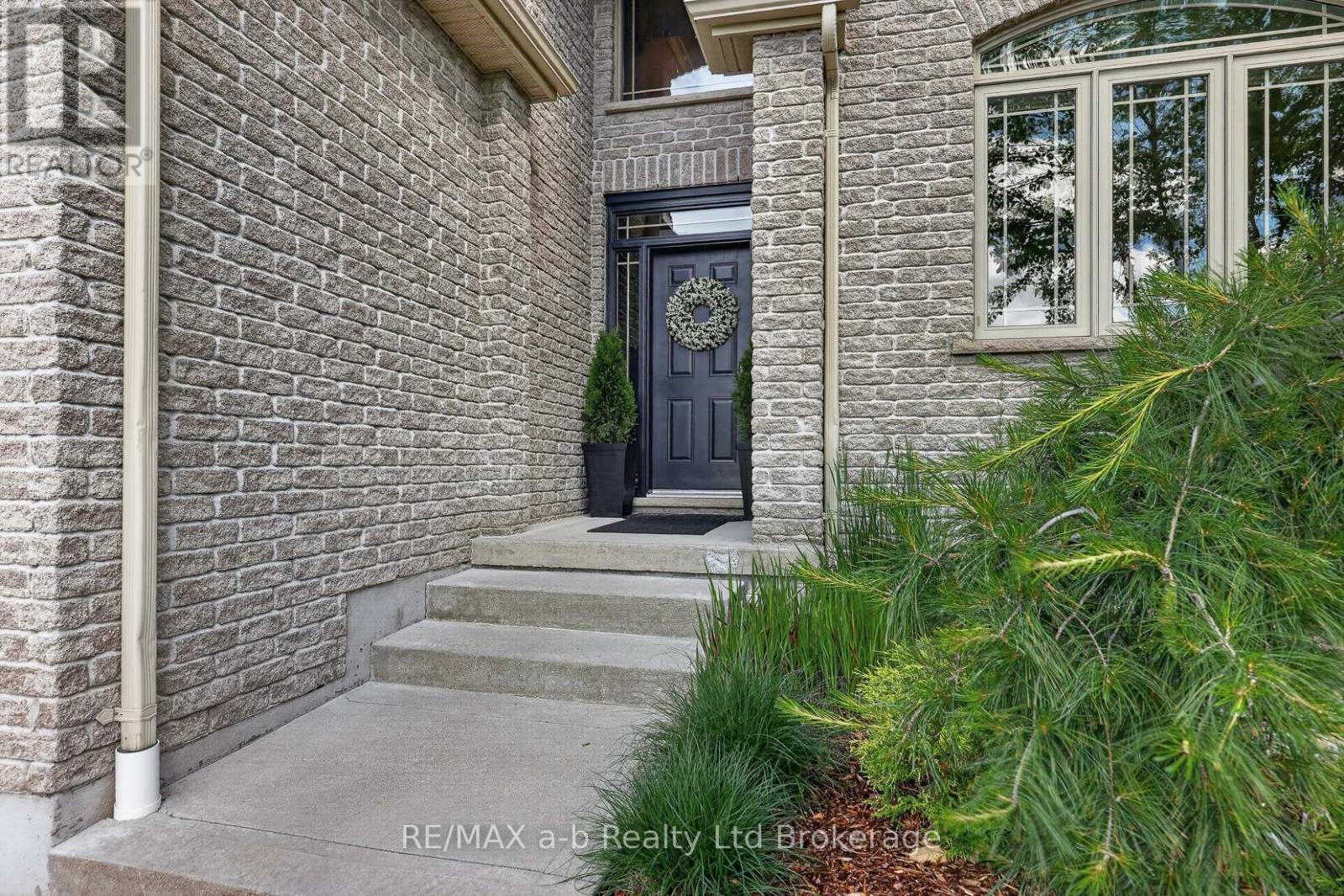 535 Crestwood Court, Woodstock, Ontario  N4T 0B9 - Photo 2 - X13456208