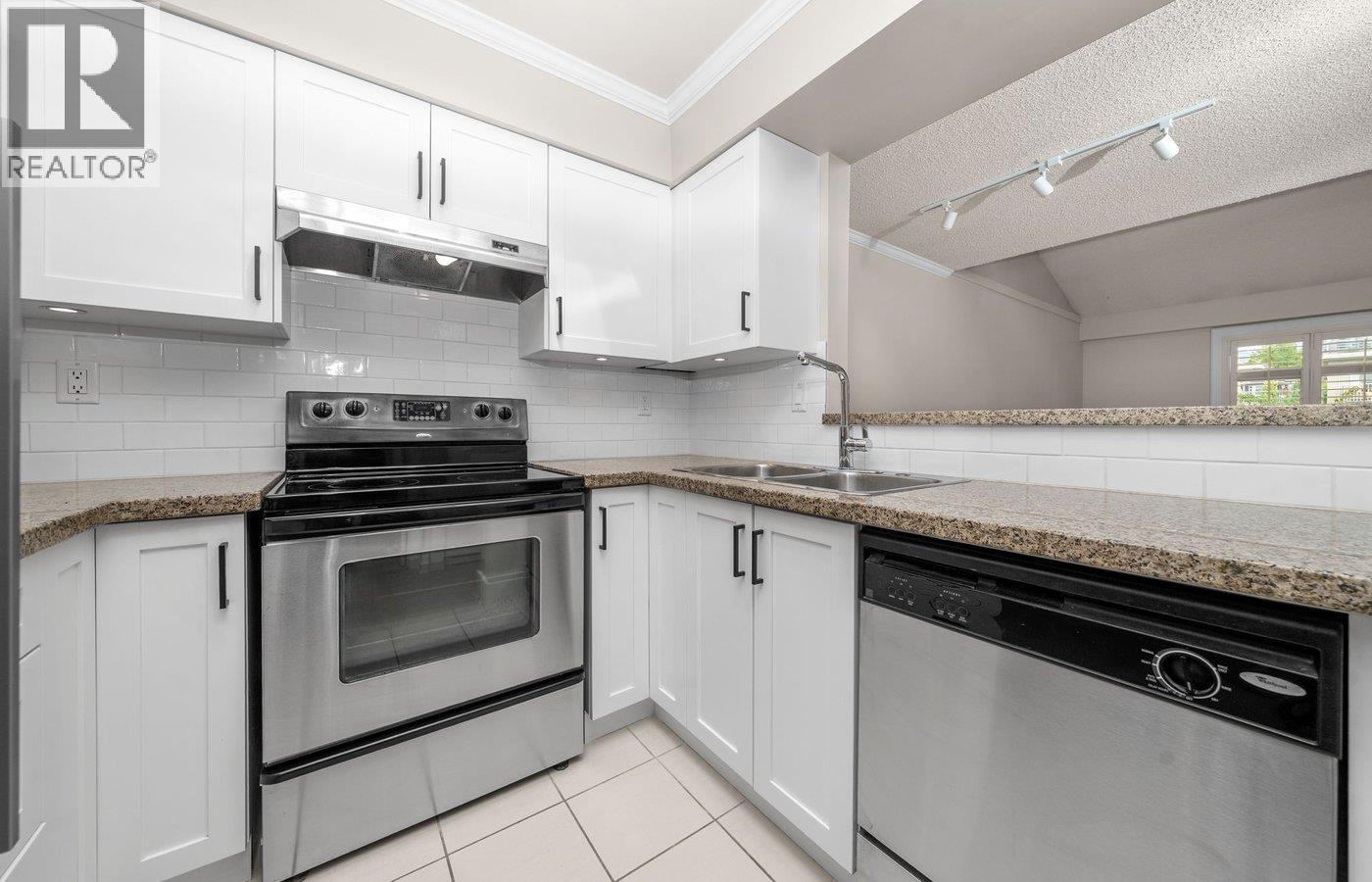 301 235 W 4th Street, North Vancouver, British Columbia  V7M 1H8 - Photo 3 - R3136935
