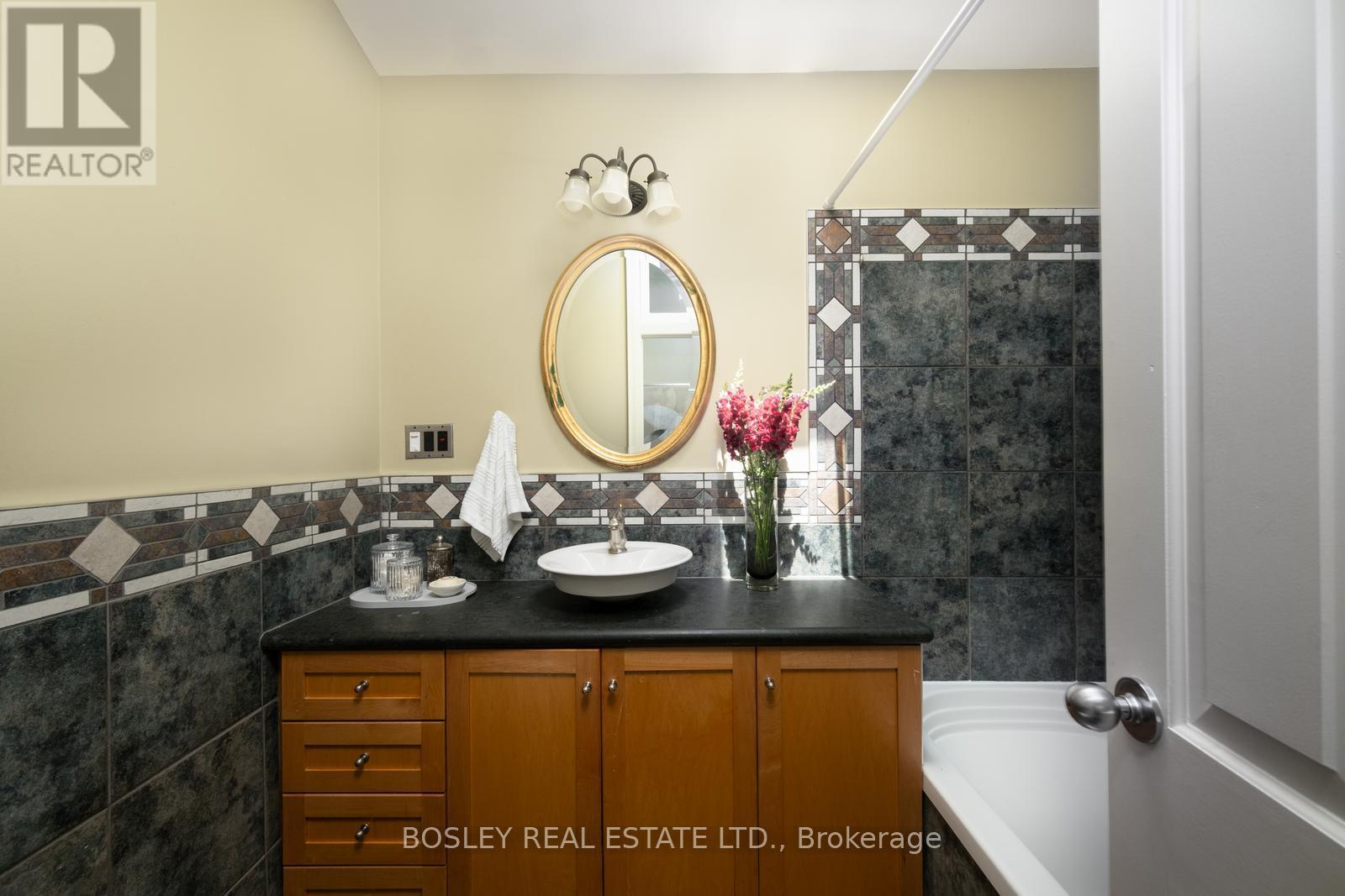 2 Roseneath Gardens, Toronto, Ontario  M6C 3X6 - Photo 17 - C13455376