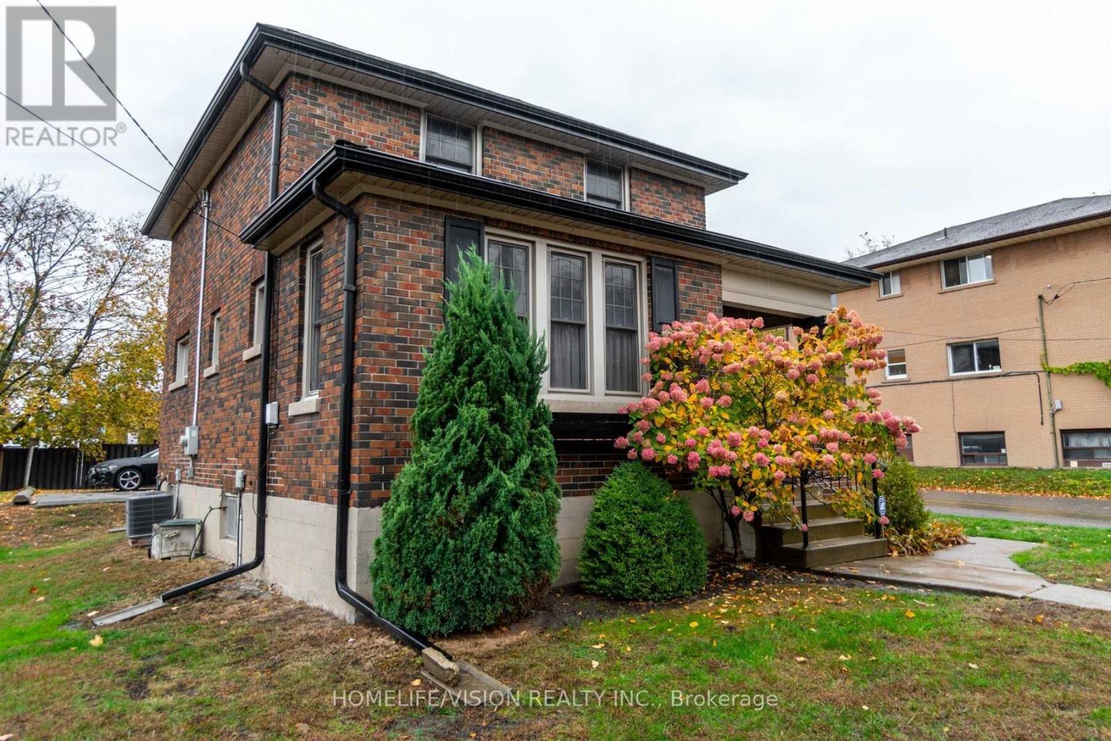 123 Mary Street E, Whitby, Ontario  L1N 2P3 - Photo 2 - E13417172
