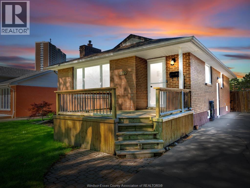 372 CARLING CRESCENT, Windsor, Ontario